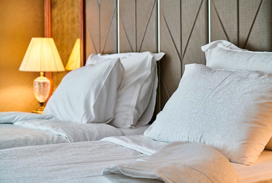 Dos camas pequeñas y cuatro almohadas de plumas de ganso para asegurar un buen descanso.